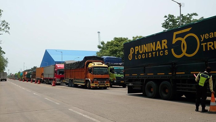 Long Queue of Trucks to Enter Ciwandan Port